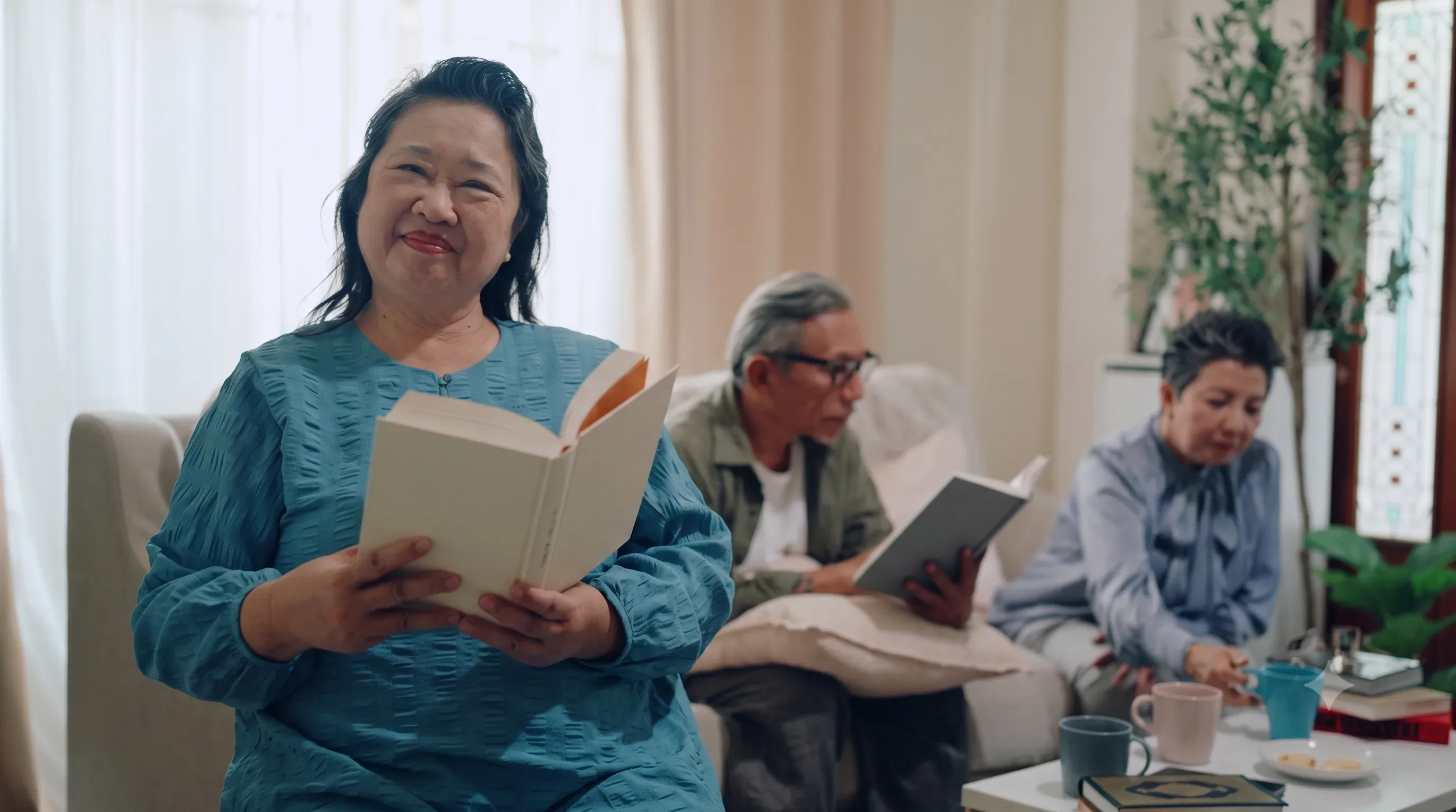 Các cư dân lớn tuổi cùng đọc sách trong không gian sinh hoạt chung