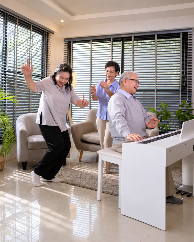 Cư dân lớn tuổi cùng hát trong lớp thanh nhạc